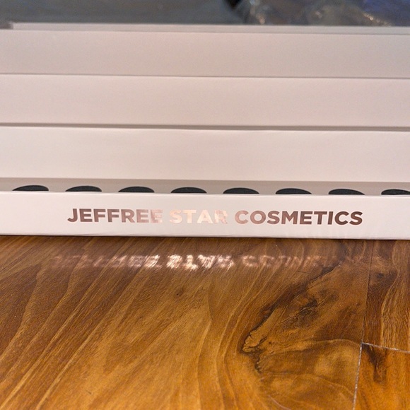 🆕🌿JEFFREE STAR: Velour Lipstick/Lipgloss Holder - Picture 4 of 9